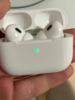 Vita trådlösa in-ear hörlurar - Säljer ett par vita trådlösa in-ear hörlurar med laddningsetui. Hörlurarna har en stilren och kompakt design med mjuka silikontoppar och laddningsindikator på framsidan av etuiet. Perfekta för musik, poddar och samtal på språng.