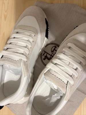 Sneakers  - Helt nya oanvända fick precis hem de men har ångrat mig därav säljer jag dem, storlek 38 