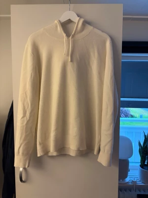 Kashmir Hoodie Sayless - Säljer en stilren vit hoodie med huva och dragsko. Hoodien är tillverkad i mjuk bomull och har långa ärmar samt ribbade muddar vid ärmslut och nederkant. Perfekt för en avslappnad och clean look. Strl M 