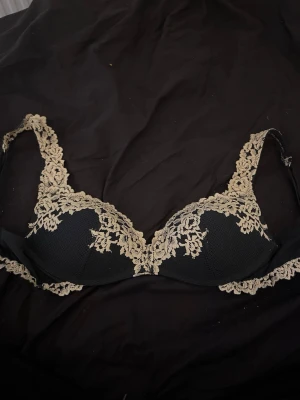 Intimissimi bh  - Marinblå jättefin bh från intimissimi, som ny 