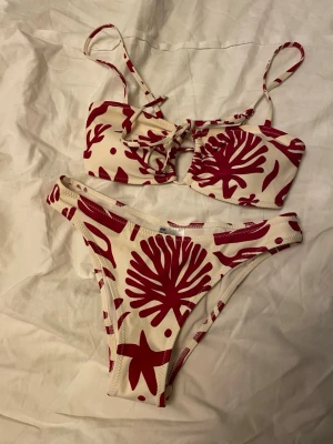 Rödvit bikini med knyt från H&M - Säljer en snygg bikini från H&M i storlek XS. 🪸🪸🪸