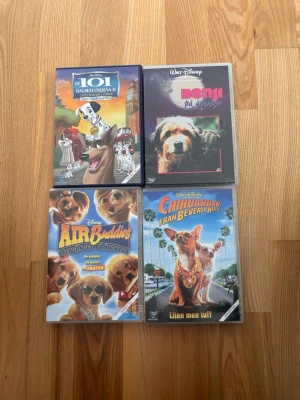 Fyra Disneyfilmer om hundar på DVD - Säljer fyra DVD-filmer med hundtema: 101 Dalmatinerna II, Benji på äventyr, Air Buddies och Chihuahuan från Beverly Hills. Alla filmer har färgglada omslag med illustrationer eller foton av hundar. Perfekt för dig som gillar familjefilmer och Disneyklassiker.