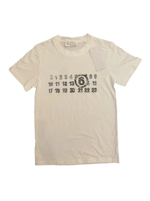 Maison Margiela t-shirt - Säljer denna fina helt oanvända vita tröjan med  MM6 tryck. Tröjan är i storlek S. Men lite liten i storleken så passar nog också XS. Köpt från Vinted. Perfekt nu inför sommaren! Hör av er ifall ni har några frågor! ⚜️⭐️⛱️