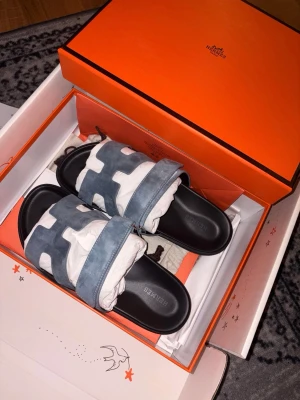 H Sandaler - Riktigt feta sandaler nu till sommaren. Stiliga och för dig som vill nå en elegant look. Helt nya. Gamla eftertraktade modellen, riktigt fin mocka färg. Sköna sandaler. Original box och påse Medföljer