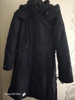 Svart lång vinterjacka med huva ( Kan sänka pris ) - Snygg svart lång vinterjacka. Köpt från Zalando för 2869kr. Jättebra skick.