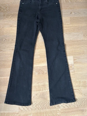 Svarta bootcut jeans - Säljer ett par svarta bootcut jeans. De har använts ett par gånger och är i väldigt bra skick 