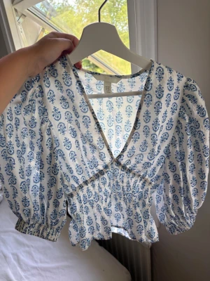 Jättesöt mönstrad blus - Säljer en jättefin mönstrad blus. Perfekt utomlands eller under sommaren. Denna sälj inte längre i butik. Säljer pga av för liten.