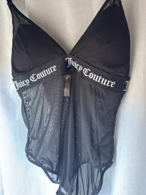 Mesh bodysuit  - Svart mesh bodysuit perfekt till fest från Juicy Couture i storlek M (skulle säga att den passar som storlek S) bodyn har justerbara axelband. 