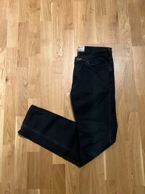 Acne Studios Jeans - Storlek 32/32 - Acne Studios Jeans för män. Passformen är slim-fit, Storlek waist 32 / Lenght 32. Plagget är nyskick förekommer inga defekter. Hör av dig vid intresse/frågor. PRIS KAN DISKUTERAS!