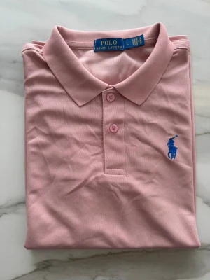 Ralph Lauren Piké - En helt oanvänd rosa Ralph Lauren piké i storlek L!🤗