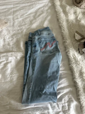 Nelly Jeans - Nelly Jeans i storlek 32💗 jätte fina inga skador. 