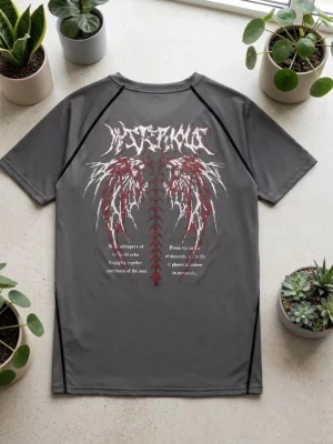 Grå Träning’s T- shirt med Trendigt Tryck  - Storlek: S, Material: 100 % Polyester, utmärkt skick!