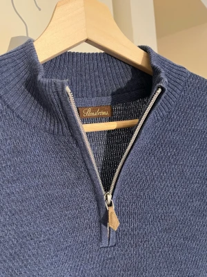 Blå quarterzip tröja från Stenströms - Snygg blå stickad tröja från Stenströms med quarterzip och ribbad krage. Material: 100% merinoull. Använd fåtal gånger, inga defekter. Skriv vid minsta fundering! 