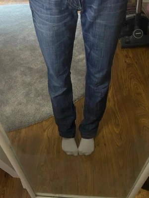 Mörkblå raka jeans - Ett par marinblåa jeans från Robin’s Jean. Storlek 26, Midjemått: 35cm innerben: 76cm💕 