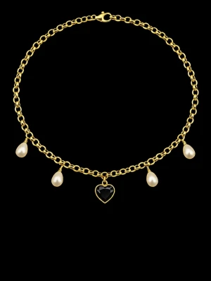 Guldhalsband med pärlor och hjärta - Snyggt halsband i guldfärgad metall med fyra droppformade pärlor och ett svart hjärthänge i mitten. Kedjan har en klassisk länkdesign och smycket ger en trendig och elegant vibe. Perfekt för dig som vill sticka ut med detaljer.
