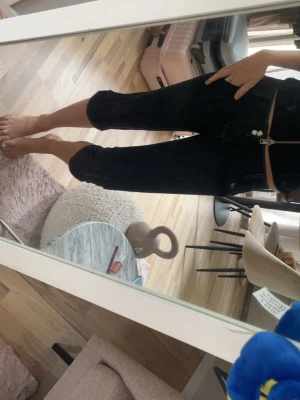INTRESSE KOLL, begagnade jeans Capris. Inge direkt köp, hör av vid intresse - Super snygga trendiga jeans Capris, dragkedja sönder, storleken stämmer ej då jag skulle säga de mer sitter som 34/32 