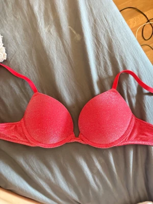 Victoria Secret push-up bh  - Super push up bh från Victoria Secret helt ny aldrig använd. Köpt för 600kr.