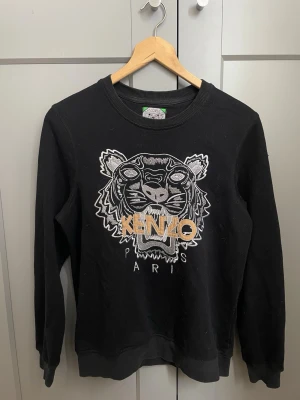 Svart Kenzo sweatshirt  - Svart sweatshirt från Kenzo, i storlek L. 