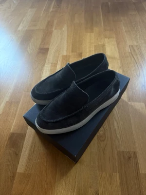 Massimo Dutti loafers skor - Skor från Massimo Dutti där yttermaterial, foder samt innersula är i skinn. Original låda samt påse ingår. 