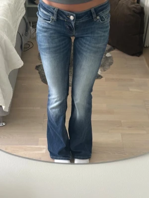  Low waist bootcut jeans  - Säljer ett par blå bootcut jeans. Jeansen har låg midja, klassiska fem fickor och stängs med knapp och dragkedja.💕💕