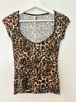 Leopardmönstrad topp u-ringad - Snygg leopardmönstrad topp med rundad halsringning och korta ärmar. Tunn och stretchig. Passar till både jeans och kjol för en trendig look.💕💕