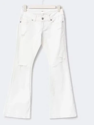 Vita bootcut jeans med slitningar från Gina i Tall - Säljer ett par vita bootcut jeans med lätt slitna detaljer på benen. Jeansen har fem fickor, normalhög midja och stängs med dragkedja och knapp. Perfekta för dig som gillar en avslappnad men trendig look. Säljer då det är förstora endast använda 1 gång 