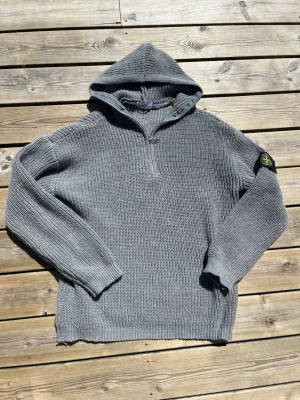 Stone Island Hoodie - Galet fet stickad stone island hoodie i storlek L. Perfekt för sommarkvällen. Modellen är 188 väger 78