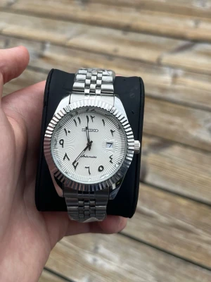 Seiko mod klocka  - Tjena, säljer en sprillans ny seiko mod! Perfekt vardags klocka för en bra peng, skriv till mig vid frågor mm och även ang priset. Mvh Lucas 🌟