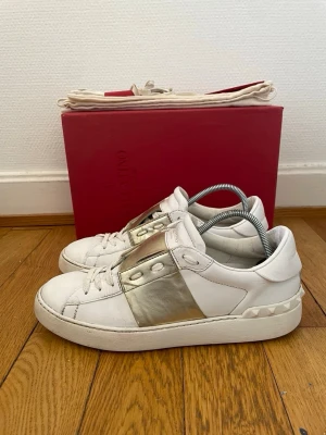 Valentino open sneakers  - Säljer nu dessa fina valentino skor | Fint skick | Storlek 40 | Komer med box,dustbag och extra snören | Hör gärna av er vid frågor eller funderingar 