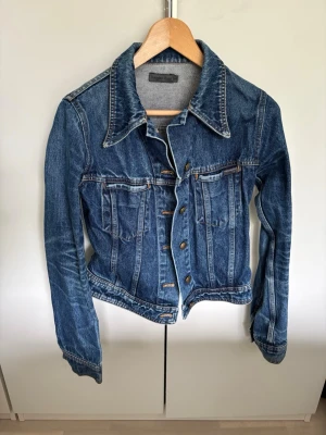 Jeansjacka - Nyskick! Liten i storlek, står L men är mer som en S.