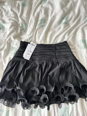 Mini skirt black - Säljer denna helt nya kjolen från Gina. Ny med prislapp och har endast testat den på. Skriv vid frågor och pris går att diskutera!