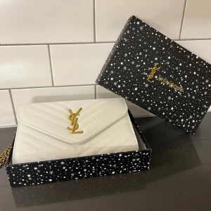  Dam väska - En riktig fin vit och guldig YSL väsk. Fraktas inom 24 timmar
