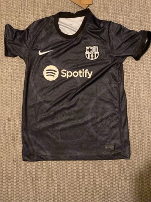 Svart FC Barcelona Nike matchtröja - Helt ny fc barcelona match tröja som då inte passade mig och som endast varit testad en gång. Så den är helt sprillans ny.