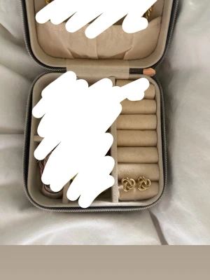 Guld Edblad örhängen  - Super fina och eleganta örhängen från Edblad. Säljer dem då jag ångrade mig och köpte den större storleken på dem. Dem är använda men jag har haft dem i ett cleansing bad, skrubbat och desinfekterat!