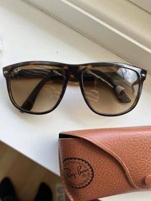 Ray-Ban Boyfriend solglasögon  - Säljer ett par sköna rb4147 brillor! | Mycket fint skick! Finns något mindre tecken på använding. | Storlek 60:15. | Kommer även mer fodral och duk! | Ställ gärna frågor innan du köper!