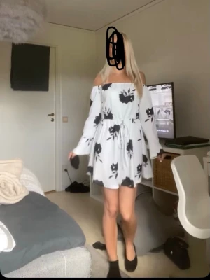 Vit offshoulder blommig klänning - Super fin somrig klänning i storlek S/XS. Vet inte vart den är ifrån men verkligen jätte fin!💕pris kan diskuteras 