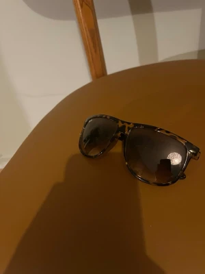 Rayban boyfriend - Hej! Säljer nu mina rayban boyfriend. De är i jättefint skick och knappast andvända, finns inget tecken på slitage. Box och orginal låda följer med. Pris går att diskutera vid snabb affär. MVH