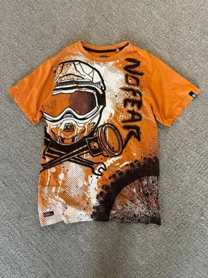 No fear t-shirt  - No fear y2k t-shirt I fint skick Och är I stl: S Mått finns I bilderna! Fråga gärna om ni undrar något. #nofear #t-shirt #y2k #vintage #fashion