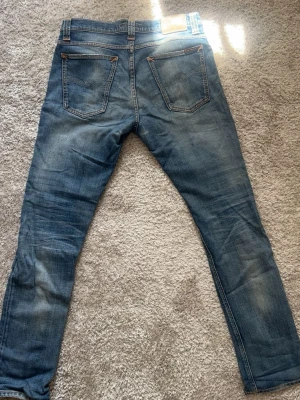 Vintage Nudie Jeans - Tjenaret! Säljer nu ett par sjukt vintage nudie jeans med fina slitningar och fades av många års användning. Storlek w32, l30. Priset är ej hugget i sten, hör av er vid frågor eller funderingar🔥😁