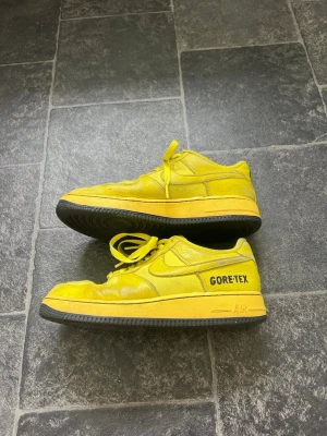 Nike Air Force 1 Gore-TEX Gula skor - Hej! Säljer av ett på unika Air Force 1 skor, gula, slitage finns !! men väldigt mycket kvar att ge så dem enbart använts på gymmet