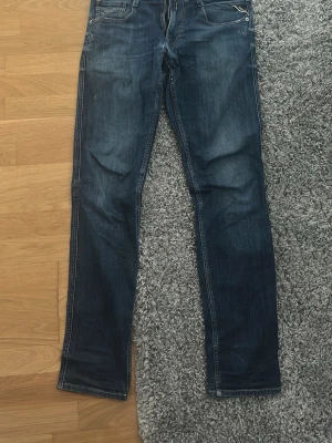 Archive Replay jeans  - Sjukt skugga Replay i ett använda skick, Archive jeans 😉😉, hur som helst jeansen har en go fade med blå aktig nyans!! Hör av dig om frågor!!