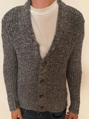 Cardigan  - Säljer en cardigan i storlek M. Modellen är ca 187 cm lång. Hör av er vid funderingar 