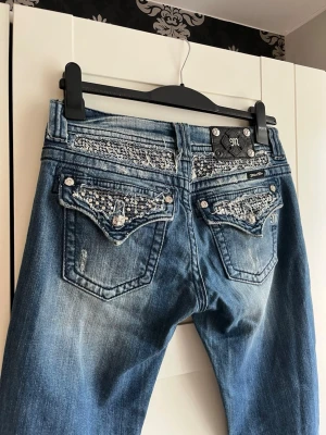 Miss Me Jeans - Blåa jeans från Miss Me med snygga bakfickor och design som sticker ut. Jeansen är från 2000-talet och de va min mammas. Hon kom aldrig in i dom så jeansen har legat oanvända under flera år i garderoben utan användning. Snygga och eftertraktade, först till kvarn gäller!💞