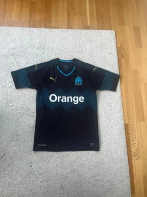 Marseille matchtröja Puma svart/blå - Säljer en svart Marseille fotbollströja i storlek S, bra kvalité och använd i måttlig mängd 