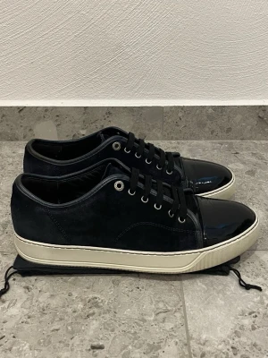Marinblåa Lanvin Cap Toe - Lanvin Cap Toe || Storlek UK9 EU43 || Skorna är i mycket bra skick || Dustbag medföljer vid köp || Tveka inte på att höra av dig vid frågor eller funderingar 