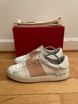 Valentino open sneakers  - Säljer nu dessa fina valentino skor | Fint skick | Storlek 40 | Kommer även med äkthetsbevis | Hör gärna av er vid frågor eller funderingar