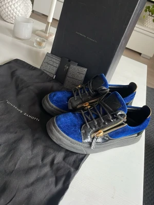 Blåa Giuseppe Zanottis - Säljer nu dessa feta giuseppes. Skorna säljs pga dom är för små. Dom är storlek 39 men passar mer 40 40,5. Dustbag, box och korten får man självklart med. 