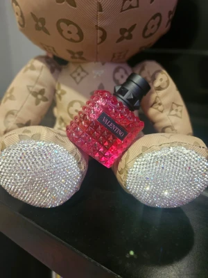 Valentino Parfym  - Tjej parfym Valentino Born in Roma Extradose Donna Edp 30ml. Köpte den på Kicks men används ej. Kostade 1199kr, kom ej med skambud!