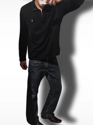 Levis 527 Bootcut - Riktigt fina jeans med otrolig passform😌 Storlek W32 L30 och här är måtten! Midja: 41,5cm Längd: 103cm Benöppning 24cm Innerbenslängd: 75cm OBS MÅTTEN KAN VARA +/-1cm