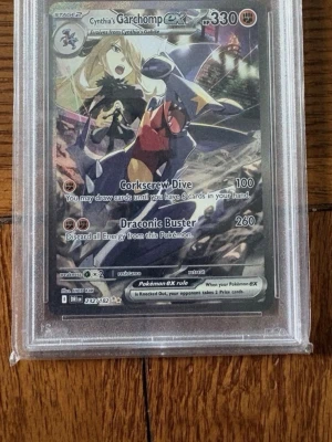 🔥 Cynthia’s Garchomp ex SIR PSA 10 – Destined Rivals 232/182 🔥 - Säljer en av de hetaste chase cardsen från Destined Rivals – Cynthia’s Garchomp ex Special Illustration Rare i PSA 10 Gem Mint.  📈 Marknadspris ligger runt 5800 kr💰 Mitt pris: endast 4800 kr vid snabb affär  ✅ PSA 10 Gem Mint✅ SIR / Full Art✅ Extremt eftertraktad bland samlare✅ Perfekt investering och centerpiece i samlingen  Kortet är i toppskick och förvaras säkert.Skickas bara välpackat och spårbart.  Först till kvarn – PSA 10-exemplar säljs snabbt.  📩 PM vid intresse eller fler bilder.